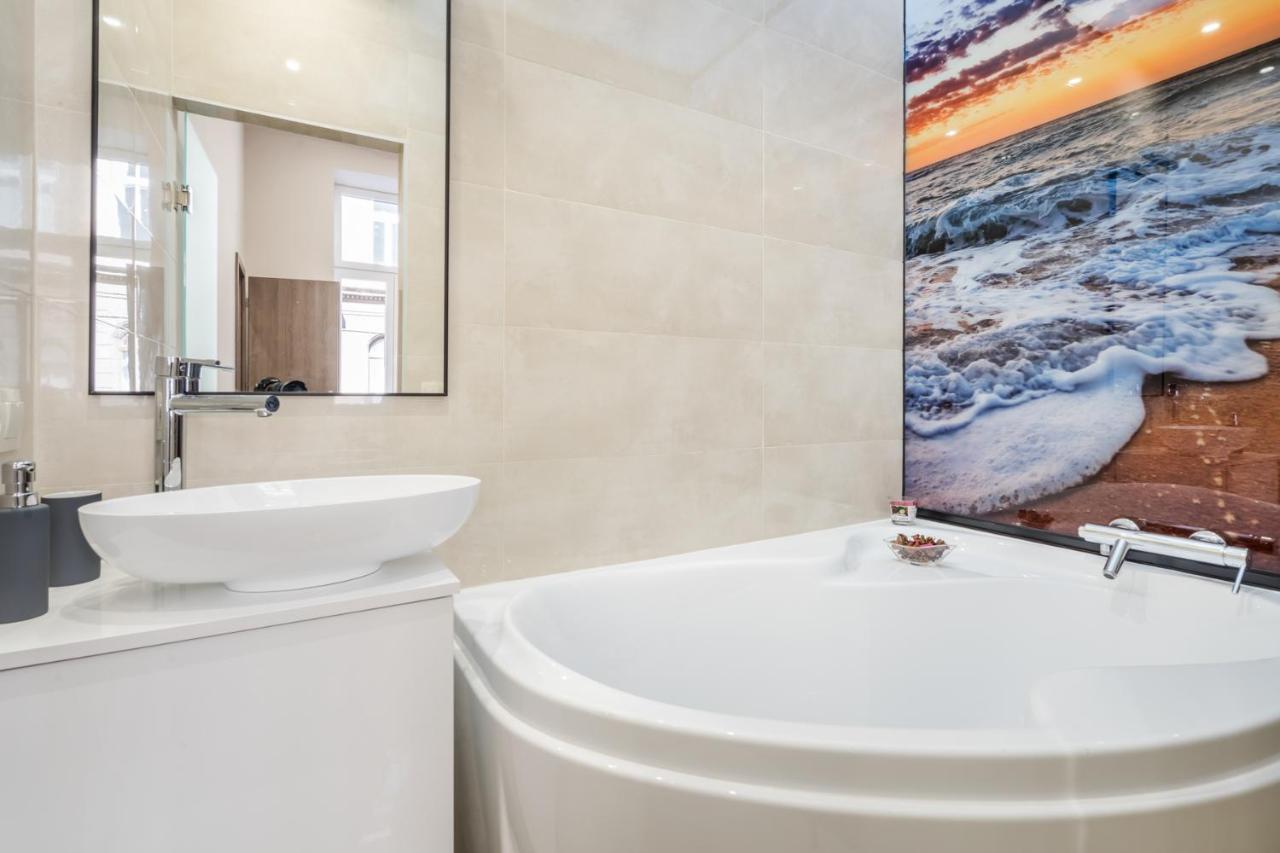 Lejlighed Nirvana Suite,3 Bedrooms, 2 Bathrooms, Acs *